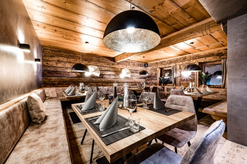 Luxurious understatement in the dining room, creative presentations on the plates at Almmonte 96 in Wagrain.&nbsp;