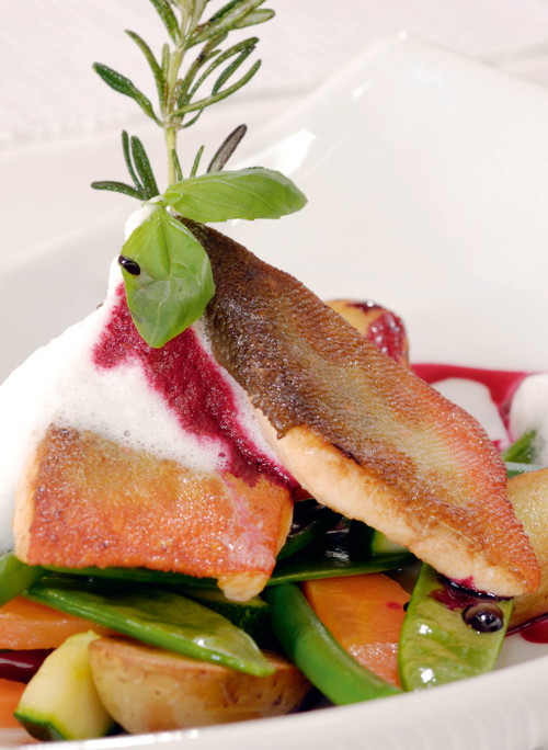 Luxurious understatement in the dining room, creative presentations on the plates at Almmonte 96 in Wagrain.&nbsp;