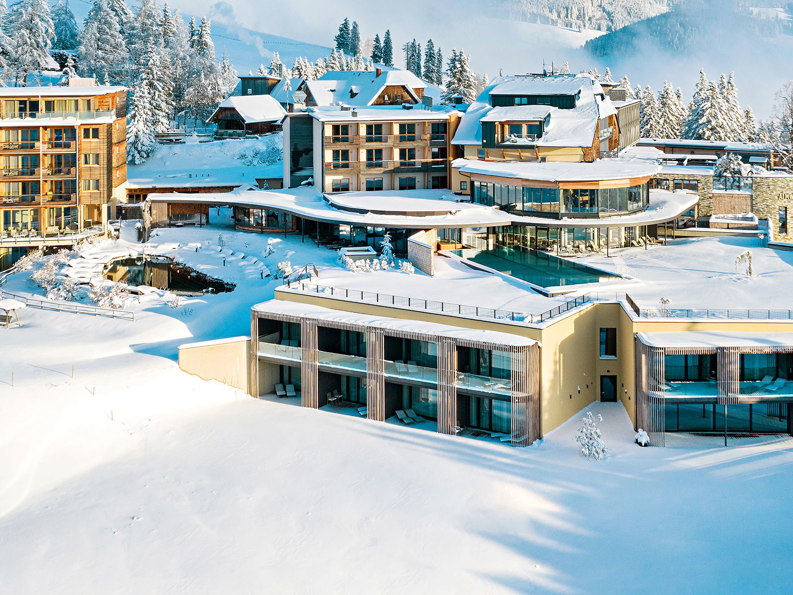 Das »Almwellness Hotel Pierer« ist durch Material- und Formenwahl perfekt in die Umgebung eingebunden.