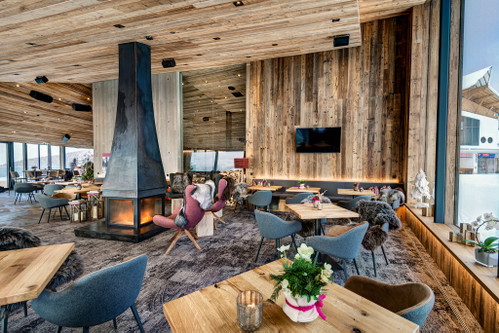 Slow food made from regional products is on the AreitLounge menu, and there is a breathtaking view from the sun terrace.