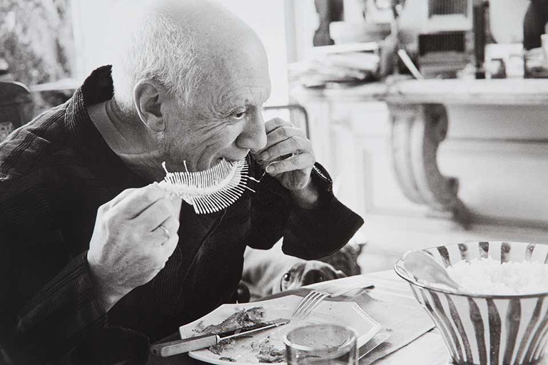 US-Fotograf David Douglas Duncan erhielt private Einblicke in das Leben des Künstlers: Die Gräten des Fisches wurden später von Picasso in Ton abgedruckt.