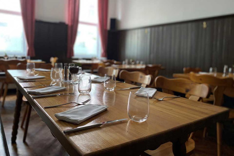 Der Gastraum des »Schlicht Vegan« ist das, was man sich unter einen klassischen Wiener Gastraum vorstellt – und genau deshalb ein spannender Kontrast.