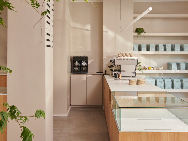 Das »Café Holm« setzt auf schlichtes, schönes Design. Eine wahre Wohlfühloase – nicht nur für Kaffeeliebhaber.