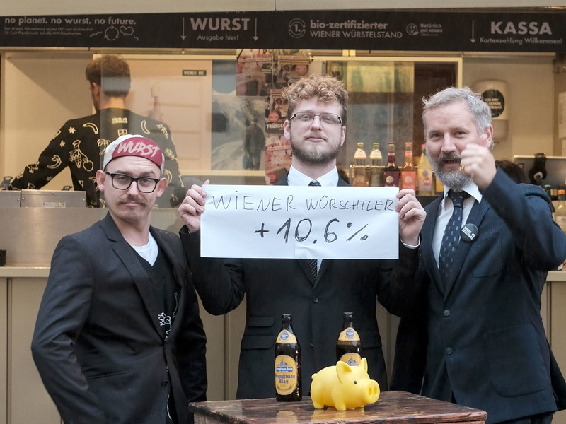 Julian Sommergruber, Betriebsleiter, Philipp Rosska, Belegschaftsvertreter, und Mike Lanner, Geschäftsführer des Wiener Würstelstands.