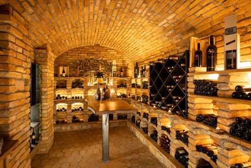In the rustic wine cellars of Kogelalm in Wagrain at 1,850 metres above sea level, exquisite wines from top national and international estates are stored.