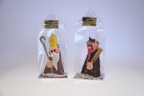 Platz 3: Nikolo und Krampus von Oberlaa in transparentem Kleid.