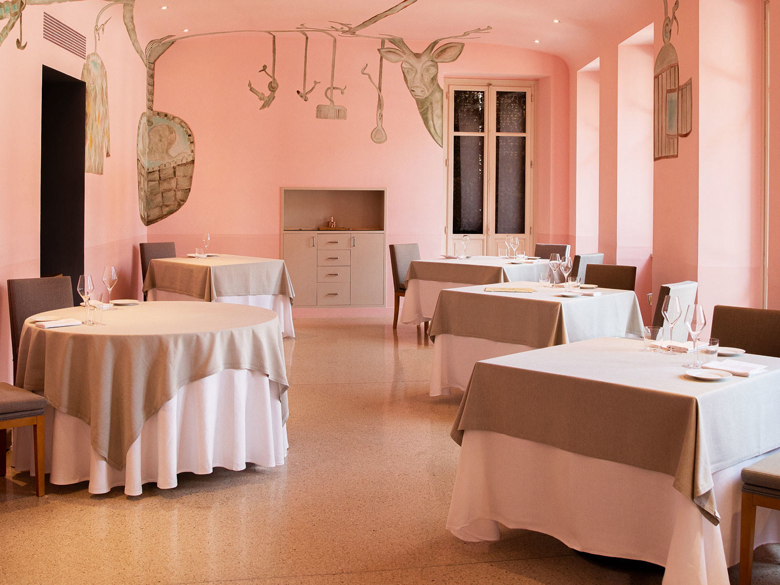 Pur, zurückhaltend und doch verspielt: Der in zartem Rosa – andere würden sagen »mostfarben« – gehaltene Speiseraum des »Piazza Duomo« in Alba.