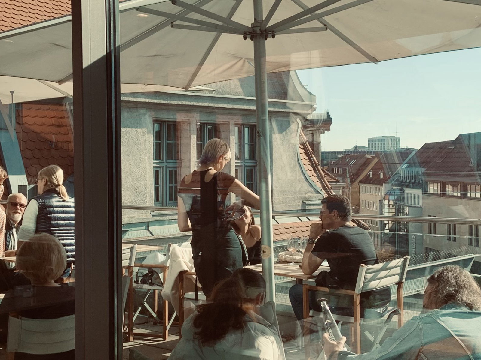 Im »The Green«, das im 4. OG des Kaufhauses Wöhrl beheimatet ist, kann man mit Blick über Nürnberg vegan schlemmen.