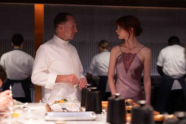 Das Verhältnis zwischen Chef Slovik (Ralph Fiennes) und Margot (Anya Taylor-Joy) ist kompliziert.