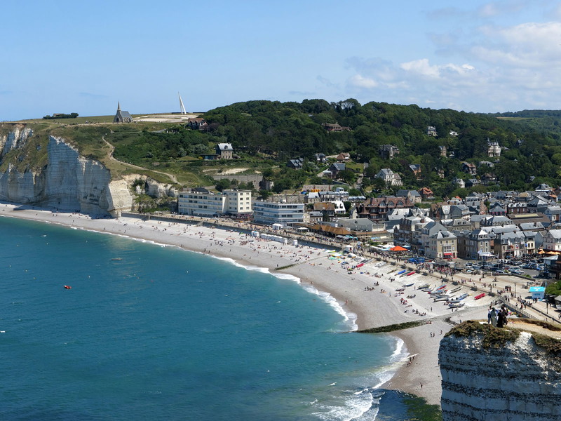 Land und Meer vereinen sich an der Steilküste von Étretat zu einer grandiosen Szenerie, die Ortschaft hat aber mit massiven Problemen zu kämpfen.