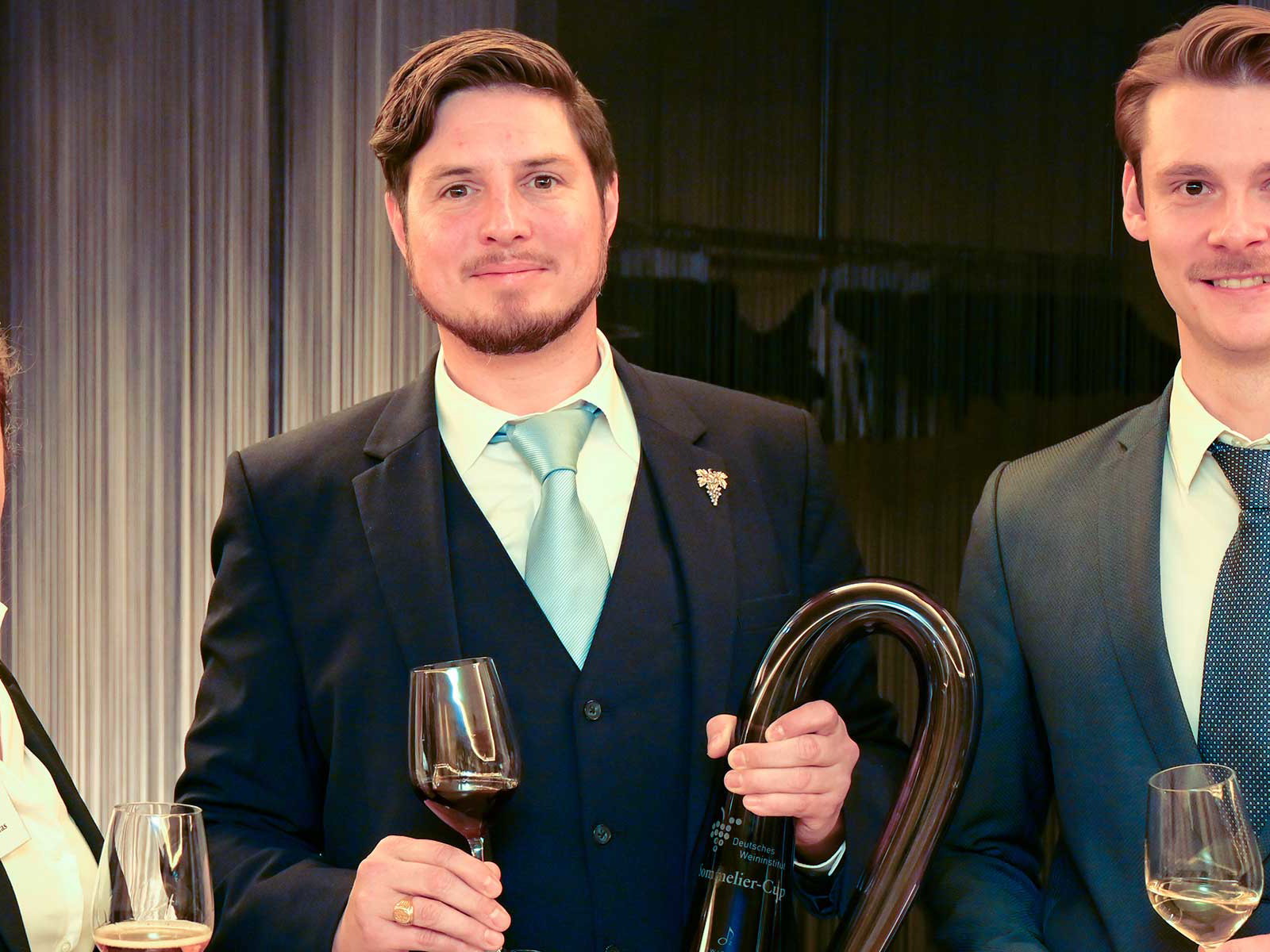 Julien Alsoufi (M.) gewann den Sommelier-Cup des Deutschen Weininstituts. Katharina Iglesias folgte auf Platz zwei, Connor Münster belegte den dritten Rang.&nbsp;