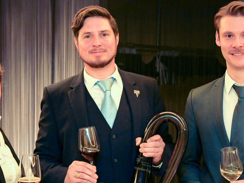 Julien Alsoufi (M.) gewann den Sommelier-Cup des Deutschen Weininstituts. Katharina Iglesias folgte auf Platz zwei, Connor Münster belegte den dritten Rang.&nbsp;