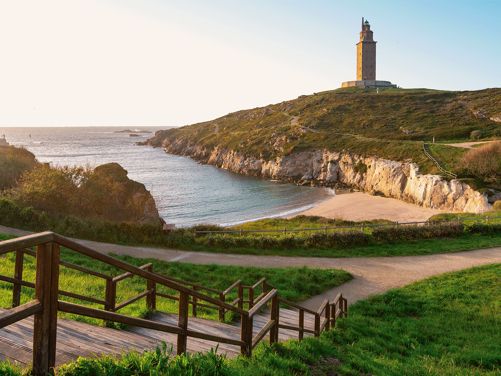 Galicien bietet malerische Buchten und eine Menge Genusspotenzial. Der im antiken Rom erbaute Herkules-Leuchtturm ist das Wahrzeichen der Stadt A Coruña und zählt zum Welterbe.
