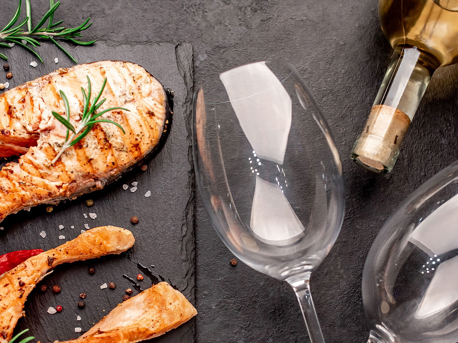 Lachs macht sich beim Weihnachtsessen hervorragend. Vor allem mit dem passenden Wein!