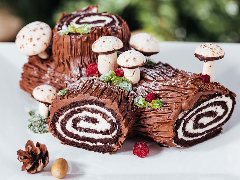 Zum Dessert des Weihnachtsmenüs darf in Frankreich die »Bûche de Noël« nicht fehlen.