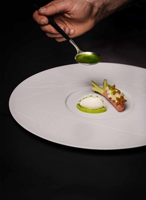 «Skin’s – the Restaurant», Lenzburg
Das «Skin’s – the Restaurant» setzt unter Head Chef Kevin Romes auf Fine Dining und ergänzt seit Mai das Konzept der Skinmed Kliniken von Arzt und Gründer Dr. Felix Bertram.
skins-restaurant.ch