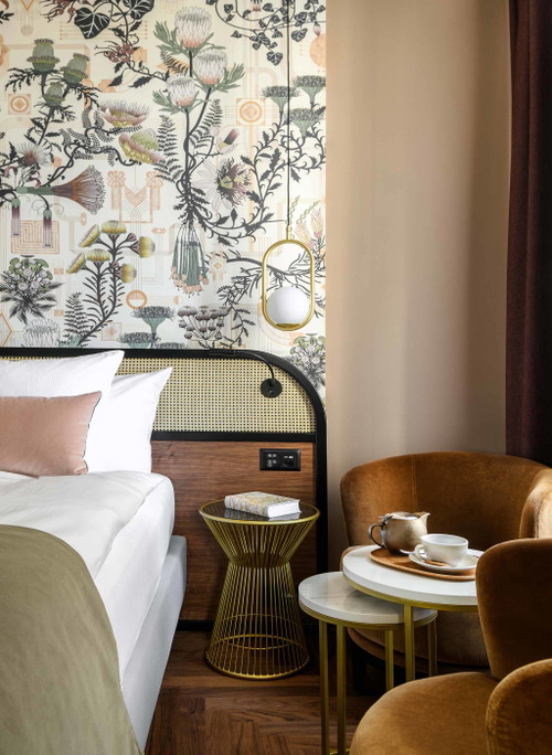 «Hotel Seidenhof», Zürich 
Das Zürcher Boutique-Hotel startete im März 2022 nach mehrmonatigen Umbauarbeiten in eine neue Saison –&nbsp;das neue Restaurant «Enja» bietet innovative Kochkunst.
sorellhotels.com/seidenhof