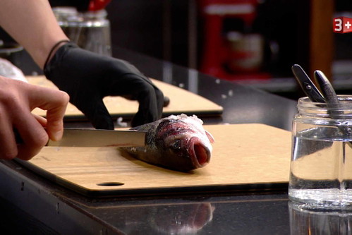 Den Fisch hinter den Kiemen schräg einschneiden – bis man am Knochen anstößt.