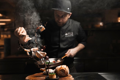 Auf Comfort Food mit regionaler Bodenständigkeit und internationalem Augenzwinkern hat sich das «Black Sheep» in Sölden spezialisiert. Ein eigens kreiertes Fünf-Gänge-Degustationsmenü wartet auf hungrige Gäste, die sich etwa zuvor im 2200 Quadratmeter grossen Sky-Spa haben verwöhnen lassen.&nbsp;
