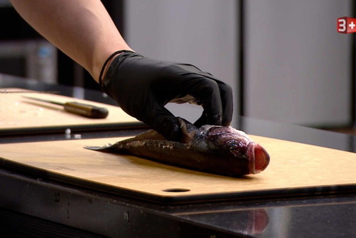 ... und anschließend durchschneiden, so dass man das Filet vom Fisch lösen kann.