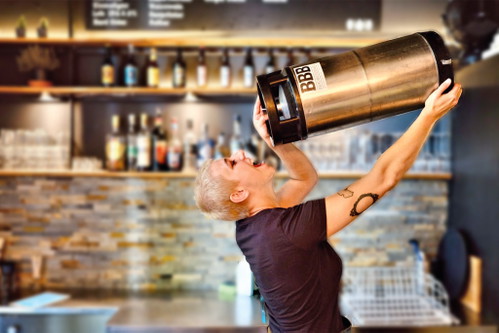 Die BrauBudeBasel ist eine Nano-Kleinstbrauerei, die in einer früheren Bäckerei ihr Zuhause hat. In 50-Liter-Braukesseln werden in Kleinserie Spezialitäten und Standardsorten gebraut.