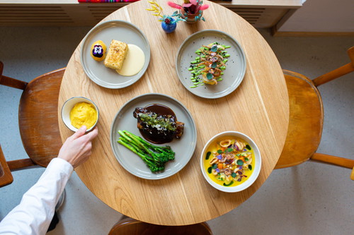 «Cantina», Zürich 
Die «Barranco»-Betreiber rund im Christina Tobler und Chef Jose Severino eröffneten mit der «Cantina» ein modernes peruanisches Restaurant, das von den peruanischen Chicherías in den Anden inspiriert ist.
cantinazurich.ch