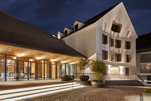 «Caspar», Muri 
Mit den drei Häusern «Wolf», «Adler» und «Ochsen» eröffnete das Hotel im Frühjahr 2022 im aargauischen Freiamt nach zwei Jahren Bauzeit – inklusive regionaler Kulinarik.
caspar-muri.ch