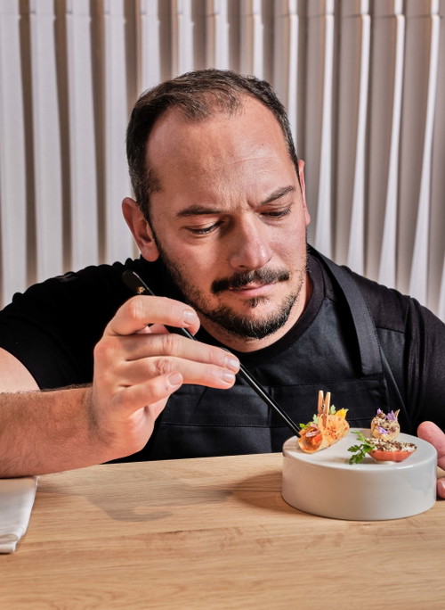 «elmira», Zürich
In Zürich verwandelt sich das alte Löwenbräu Silo seit Oktober abends in ein innovatives Fine Dining Restaurant mit veganer als auch tierischer Gourmetküche, die direkt in der Küche genossen werden kann.
elmira.zuerich