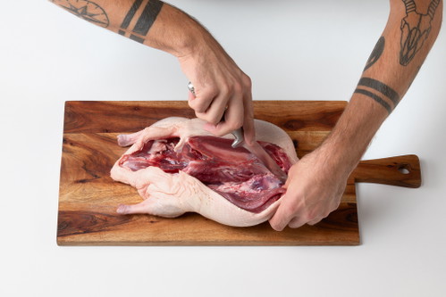 Die Brüste auslösen Schneiden Sie dafür auf einer Seite entlang des Brustbeins durch die Haut und lösen Sie, immer dem Knochen folgend, das Fleisch. Schneiden Sie die Brust mitsamt der Haut zuletzt dort ab, wo sie auf den Flügel trifft. Auf der anderen Seite mit der anderen Brust wiederholen.