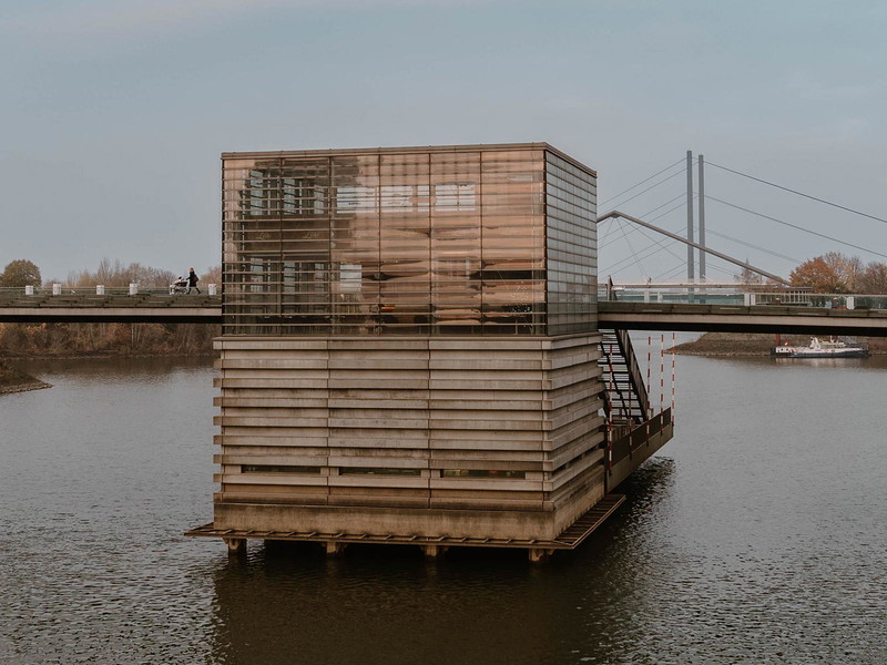 Mitten im Medienhafen: Das Düsseldorfer »Lido Hafen« ist zurück, mit neuem Interior und frischem Küchenkonzept.
