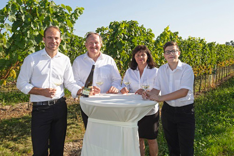 Familienfoto im Weinberg.