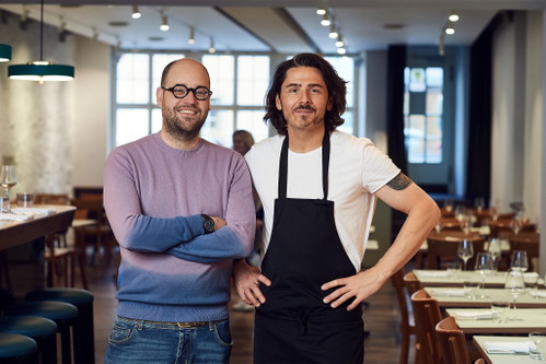 «Neumarkt», Zürich
Die Zürcher Gastronomen Valentin Diem und&nbsp;Nenad Mlinarevic setzen mit der Neueröffnung des Traditionsbetriebs auf Altbewährtes im neuen Kleid – inklusive traditioneller Zürcher Küche, vegetarischer Spezialitäten und einer Gartenbeiz.
neumarkt-zuerich.ch