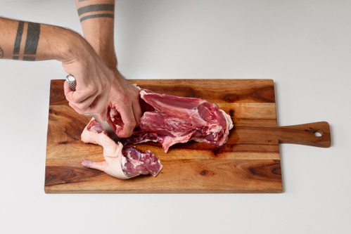 Keulen auslösen Jetzt zum besten Teil, den Haxen: Schneiden Sie immer die Keulen der Karkasse folgend ab, sodass möglichst viel Fleisch an ihnen bleibt. Drücken Sie die Beine nach unten oder ziehen Sie sie ein wenig von der Ente weg, sodass Sie das Gelenk gut sehen. Schneiden Sie es wie beim Flügel durch.