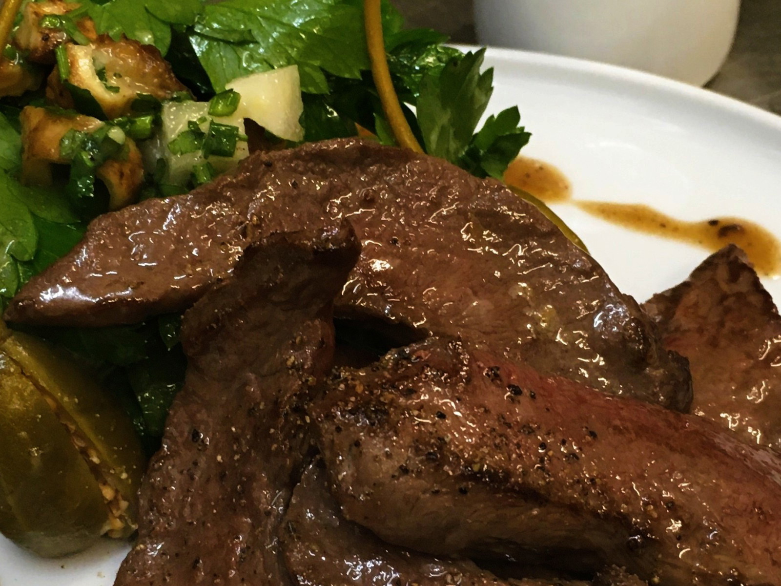 Herzhaft: gebratene Streifen vom Wagyu-Rinderherz mit Petersilienwurzel-Birnensalat