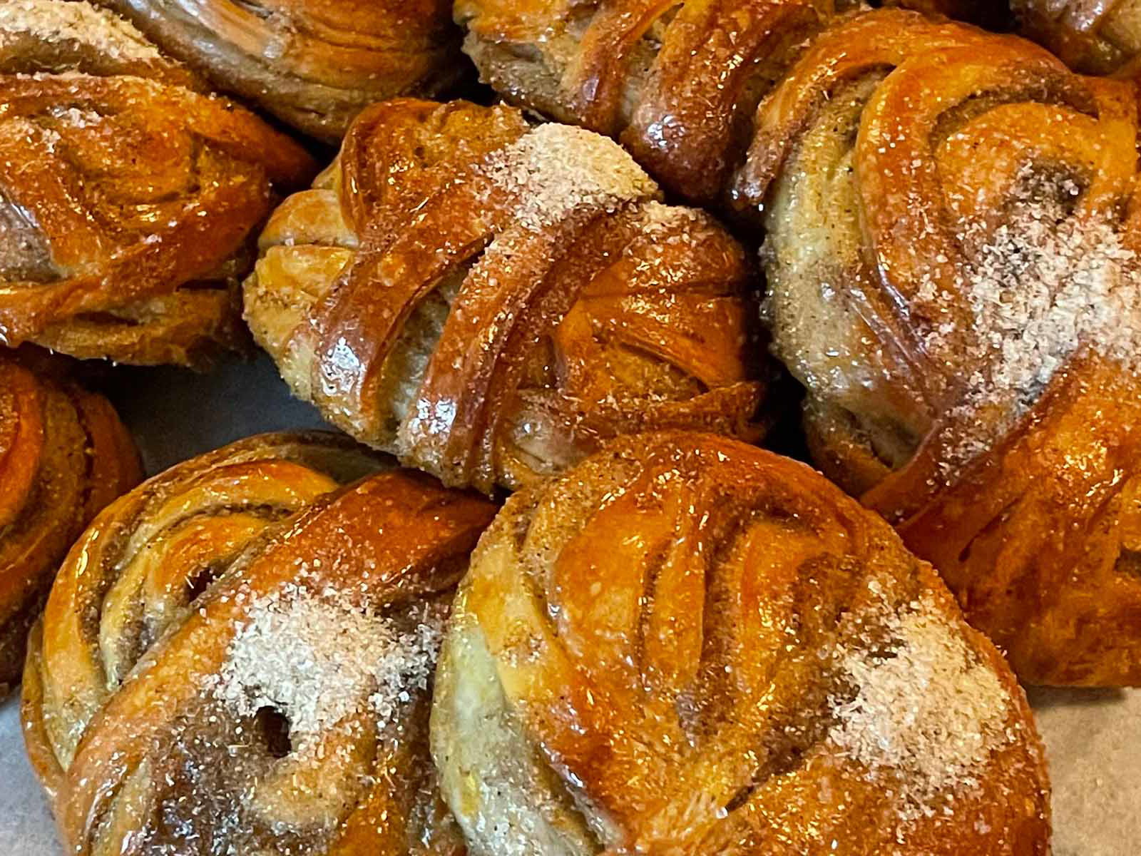 Als kleine Schwester der Zimtschnecken sind Kardamom Buns in Berlin bereits sehr beliebt.
