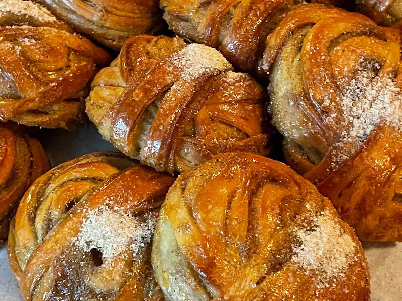 Als kleine Schwester der Zimtschnecken sind Kardamom Buns in Berlin bereits sehr beliebt.