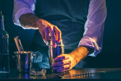 Viele Bartender – wenn sie den Drink nicht ohnehin lieber rühren – schwören auf langsame Shaker-Bewegungen für die Bloody Mary, damit das Tomatenaroma nicht ins Bittere kippt.