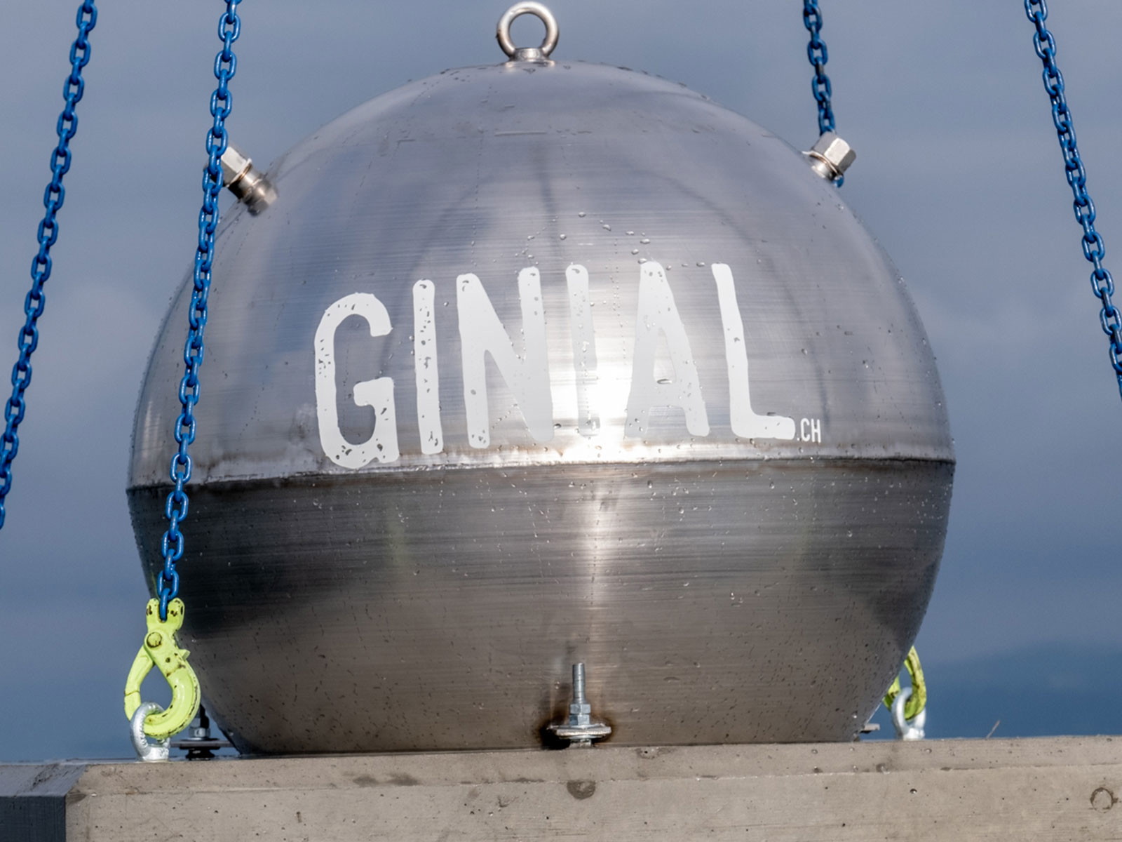 Jedes Jahr wird eine 800 Kilogramm schwere Kugel mit »Bodensee Gin« unter Wasser gelagert. Heuer konnte sie nicht geborgen werden.