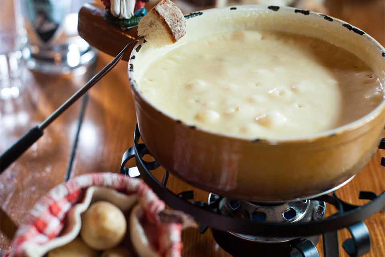 Das Käse-Fondue ist aus der Whymper-Stube in Zermatt.