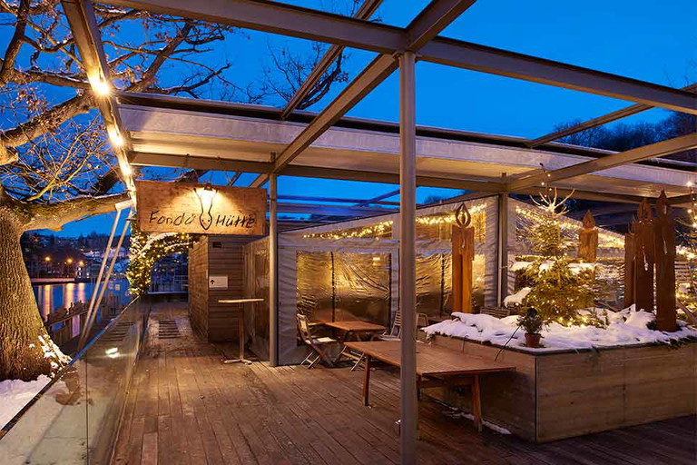 Von der Terrasse hat man einen wunderbaren Ausblick auf die Aare und die Weihnachtsbeleuchtung der Berner Altstadt.