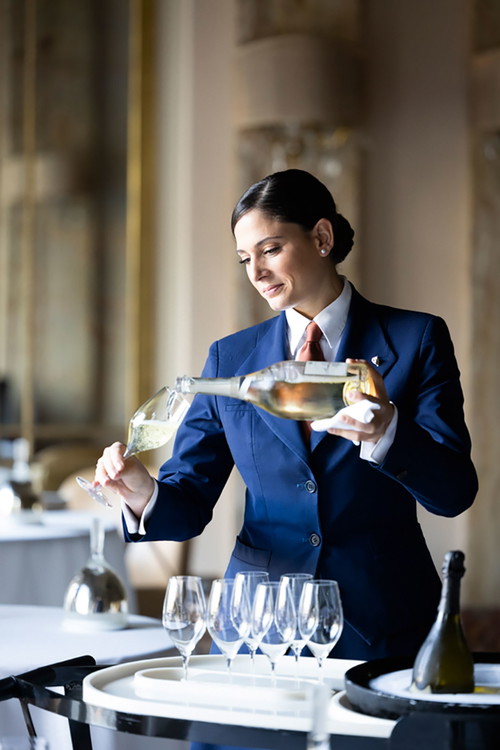 Jede Woche erfolgt eine Bestandsaufnahme im unterirdischen Weinparadies, zu dem fast keine Außenstehenden Zutritt haben. Ein elfköpfiges Team verwaltet den enormen Bestand.
