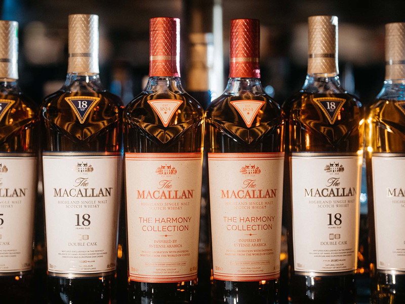 Der Macallan überzeugt mit cremig-sanftem Antritt, in dem Vanille und Kaffeecreme spürbar sind.