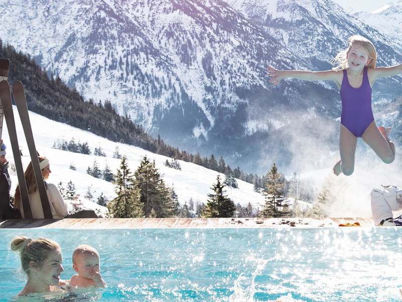 Von der Piste direkt in den Panorama-Infinitypool springen.