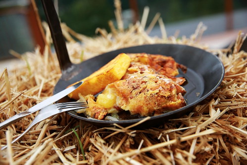 Das Speck-Käse-Omlett, das in Kärnten früher traditionell von Holzfällern über offenem Feuer gebraten wurde, ist die perfekte Kraftnahrung.