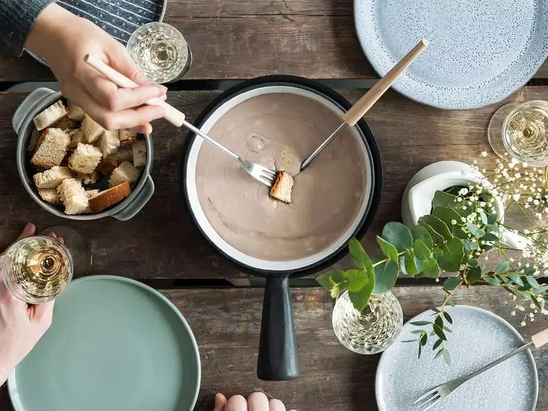 Es muss nicht immer Chasselas sein: In dieses Fondue kommt Rotwein.