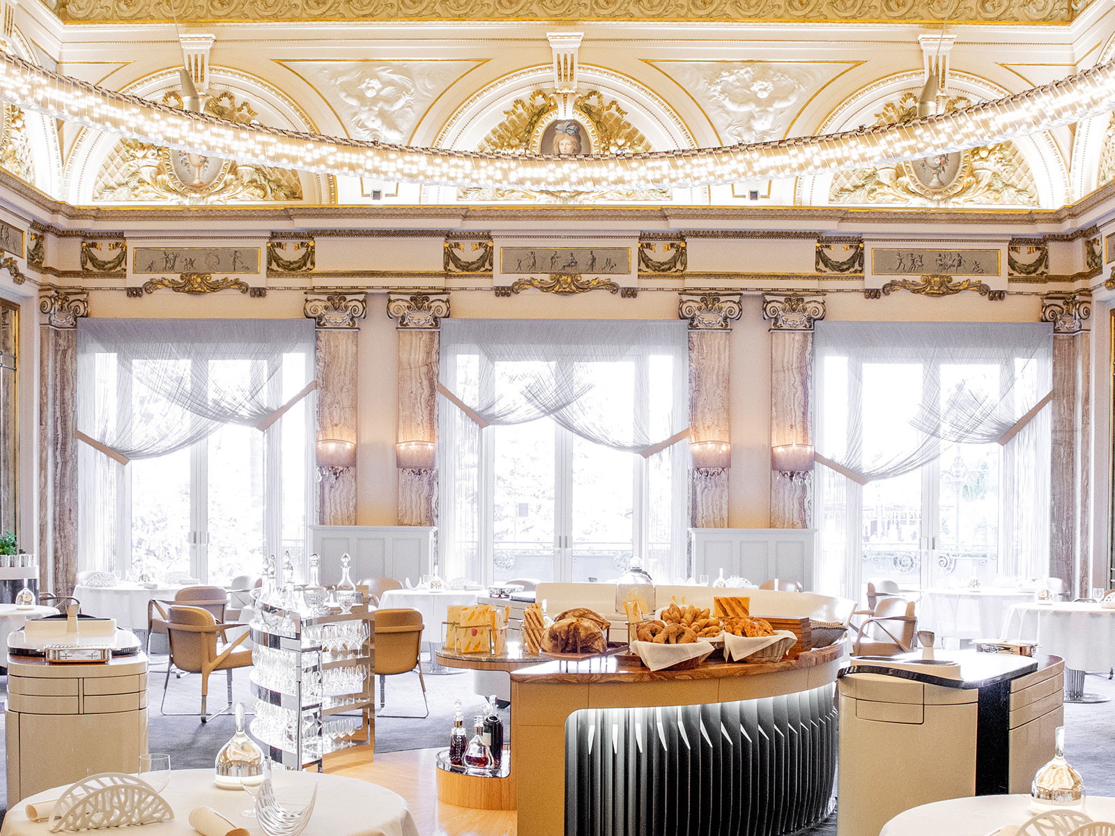 Der elegante Speisesaal ist im geschichtsträchtigen »Hôtel de Paris« untergebracht, das seit über 150&nbsp;Jahren illustre Gäste empfängt.