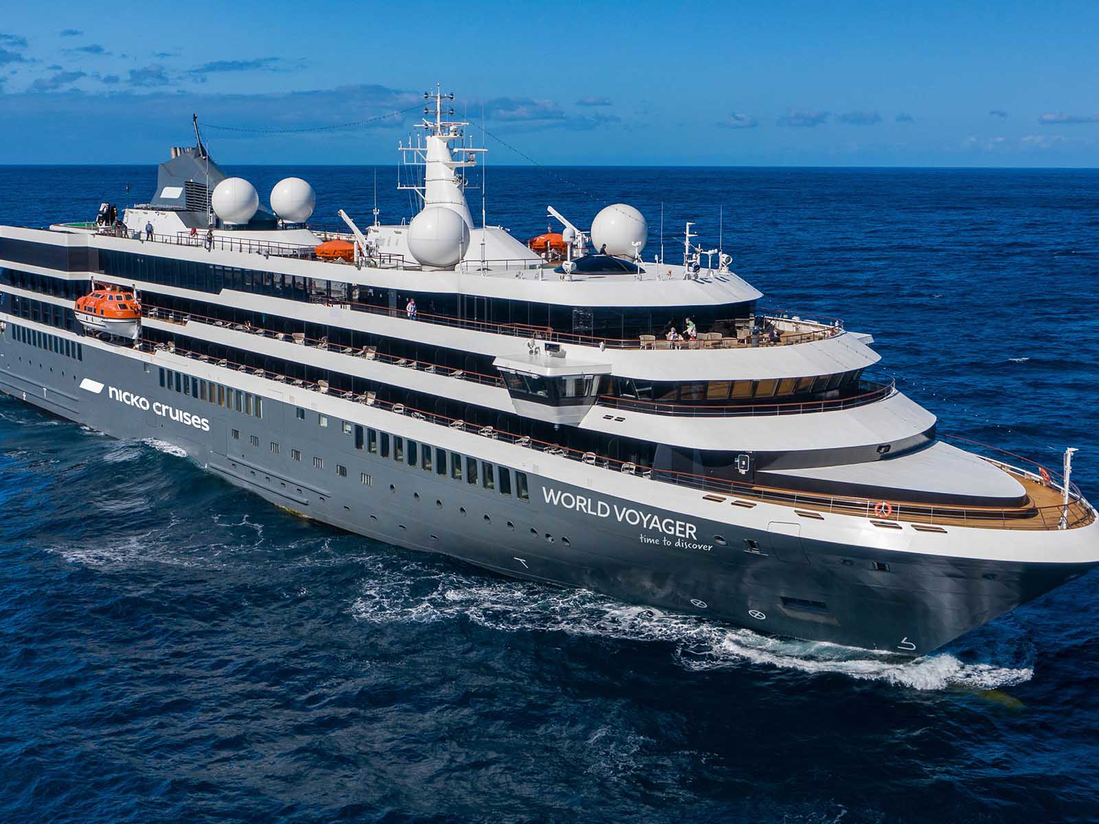 Die World Voyager änderte ihren Kurs um vier Schiffbrüchigen zu helfen.