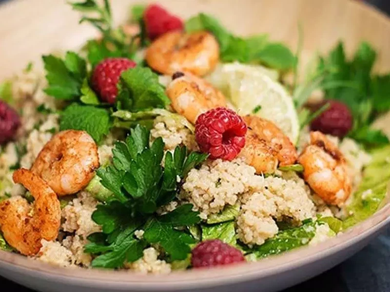 Das Garnelen-Couscous ist nicht nur frisch, sondern auch schnell und unkompliziert zubereitet.