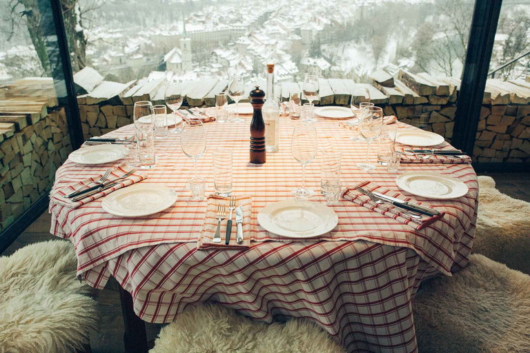 Beim Fondue essen den Ausblick auf die Berner Altstadt geniessen.&nbsp;