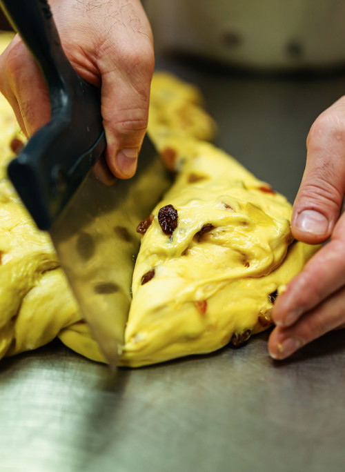 Panettone-Teig wird meist auf einer nassen Fläche geformt, weil er so weich und klebrig ist.